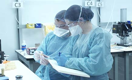 Lab_Looking-435x265