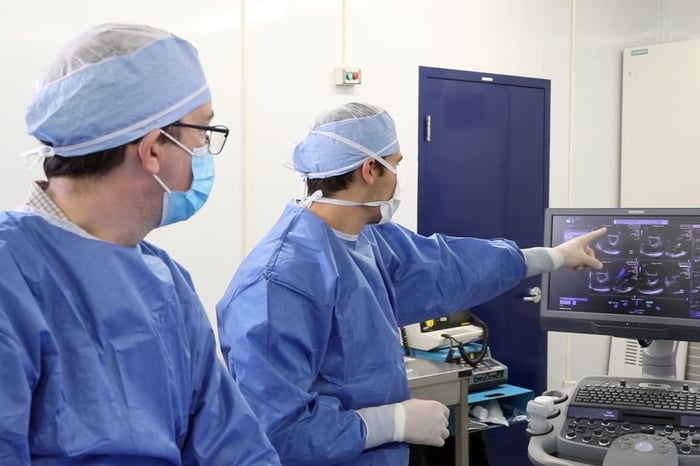 https://blog.greenlight.guru/hubfs/Surgeons-1440x960.jpg